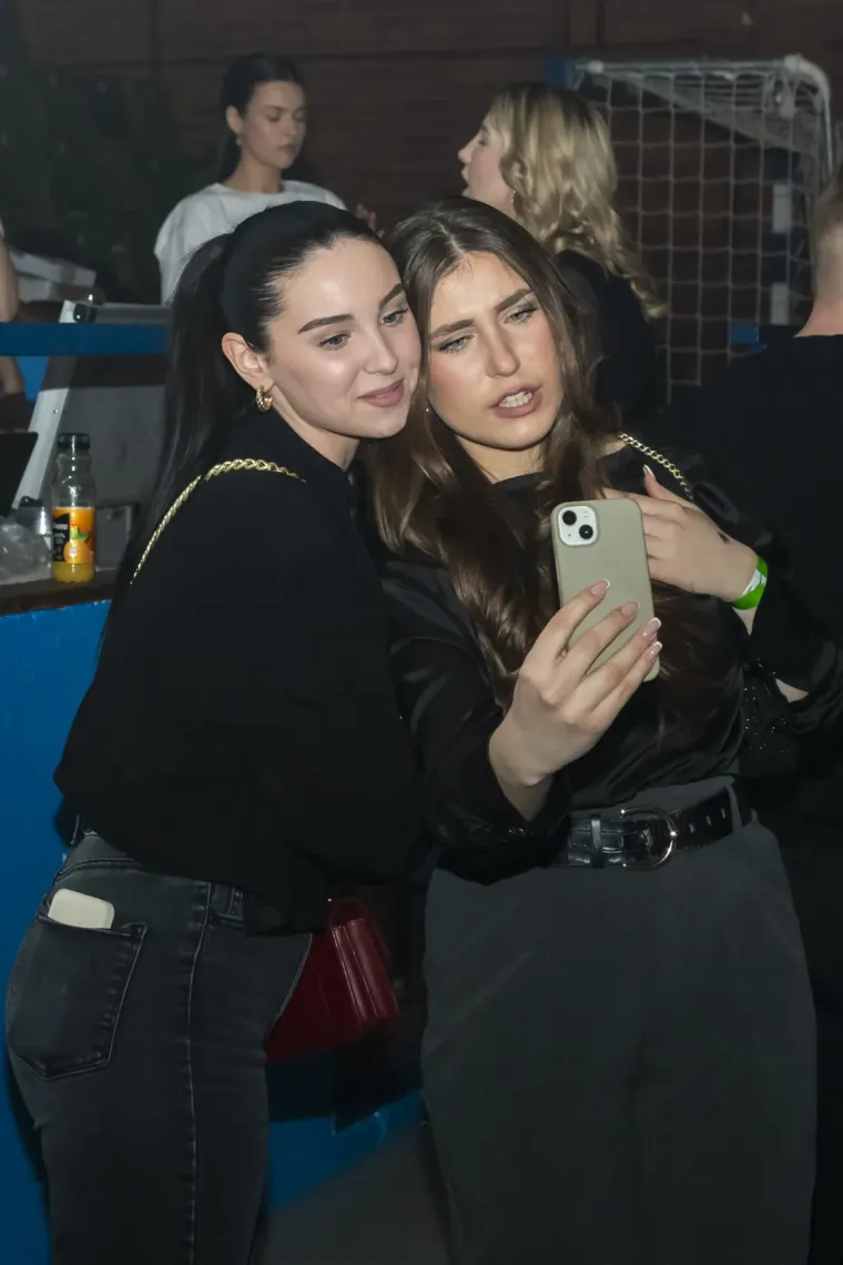 Minice, &scaron;tikle i dekoltei: Zgodne legice zapalile atmosferu na koncertu srpske pjevačice