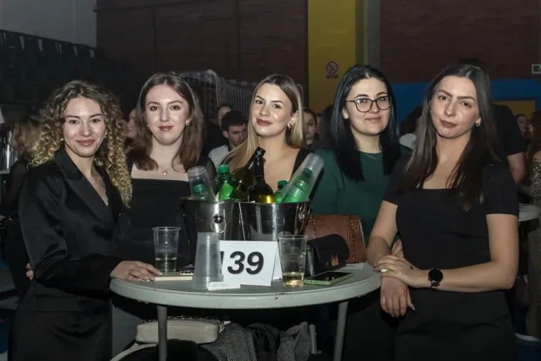 Minice, &scaron;tikle i dekoltei: Zgodne legice zapalile atmosferu na koncertu srpske pjevačice