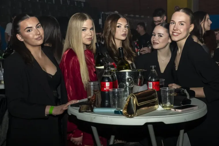 Minice, &scaron;tikle i dekoltei: Zgodne legice zapalile atmosferu na koncertu srpske pjevačice