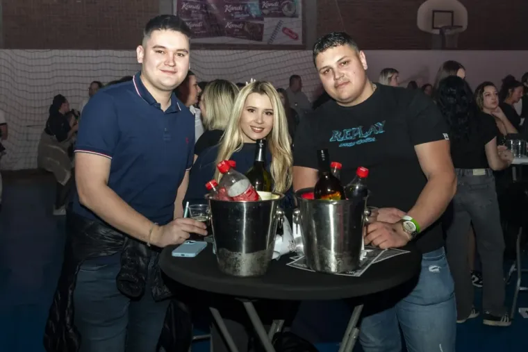 Minice, &scaron;tikle i dekoltei: Zgodne legice zapalile atmosferu na koncertu srpske pjevačice