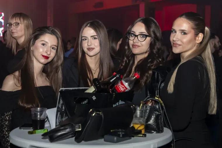 Minice, &scaron;tikle i dekoltei: Zgodne legice zapalile atmosferu na koncertu srpske pjevačice