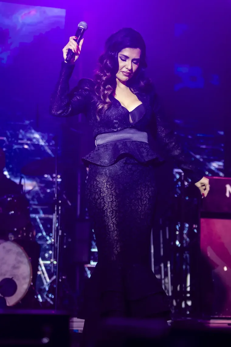 Minice, &scaron;tikle i dekoltei: Zgodne legice zapalile atmosferu na koncertu srpske pjevačice