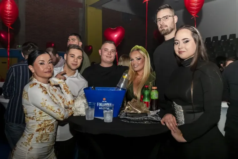 Minice, &scaron;tikle i dekoltei: Zgodne legice zapalile atmosferu na koncertu srpske pjevačice