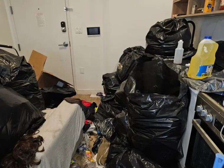 Čistači su stvorili čudo: Sobe su bile natrpane smećem do stropa, danas izgledaju neprepoznatljivo