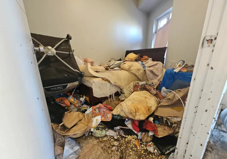 Čistači su stvorili čudo: Sobe su bile natrpane smećem do stropa, danas izgledaju neprepoznatljivo