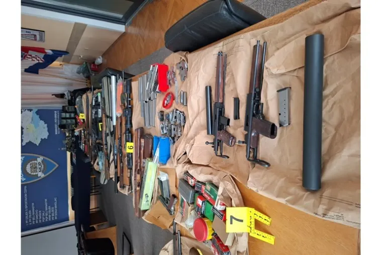 Prona&scaron;li bazuku i strojnicu! Nestvarna akcija u Osijeku: 'Ovo nismo imali od Domovinskog rata'