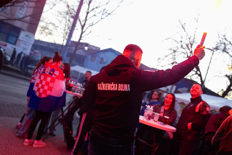 Ljepotice, fanovi, oznake HOS-a i ZDS uoči Thompsonovog koncerta u &Scaron;irokom Brijegu