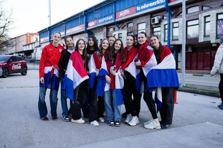 Ljepotice, fanovi, oznake HOS-a i ZDS uoči Thompsonovog koncerta u &Scaron;irokom Brijegu