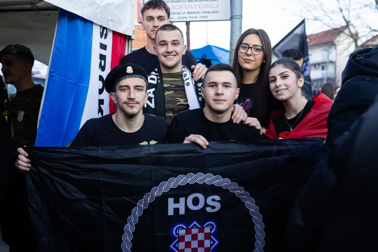 Ljepotice, fanovi, oznake HOS-a i ZDS uoči Thompsonovog koncerta u &Scaron;irokom Brijegu