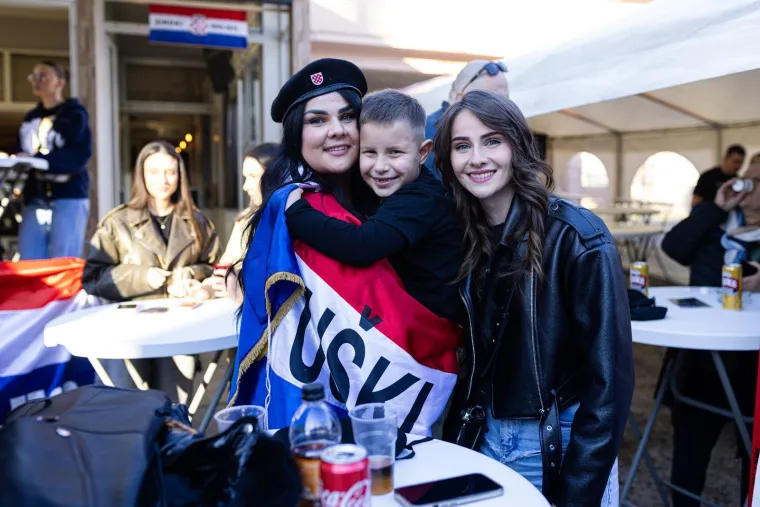 Ljepotice, fanovi, oznake HOS-a i ZDS uoči Thompsonovog koncerta u &Scaron;irokom Brijegu