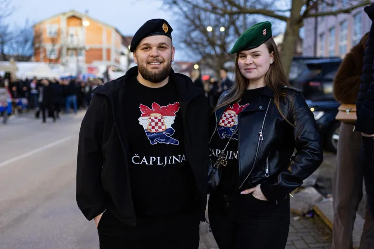 Ljepotice, fanovi, oznake HOS-a i ZDS uoči Thompsonovog koncerta u &Scaron;irokom Brijegu