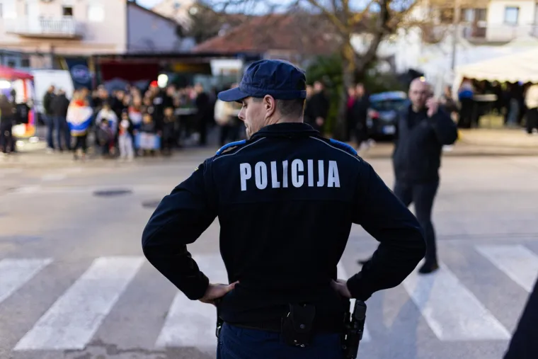 Ljepotice, fanovi, oznake HOS-a i ZDS uoči Thompsonovog koncerta u &Scaron;irokom Brijegu