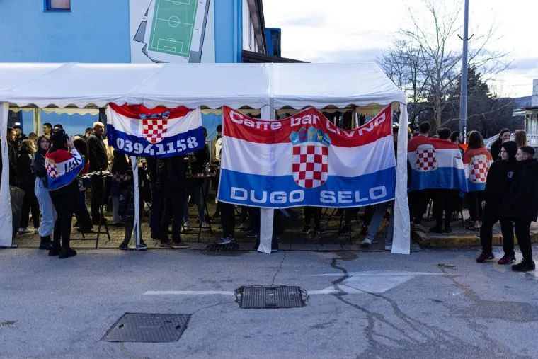 Ljepotice, fanovi, oznake HOS-a i ZDS uoči Thompsonovog koncerta u &Scaron;irokom Brijegu