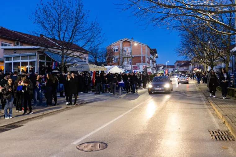 Ljepotice, fanovi, oznake HOS-a i ZDS uoči Thompsonovog koncerta u &Scaron;irokom Brijegu