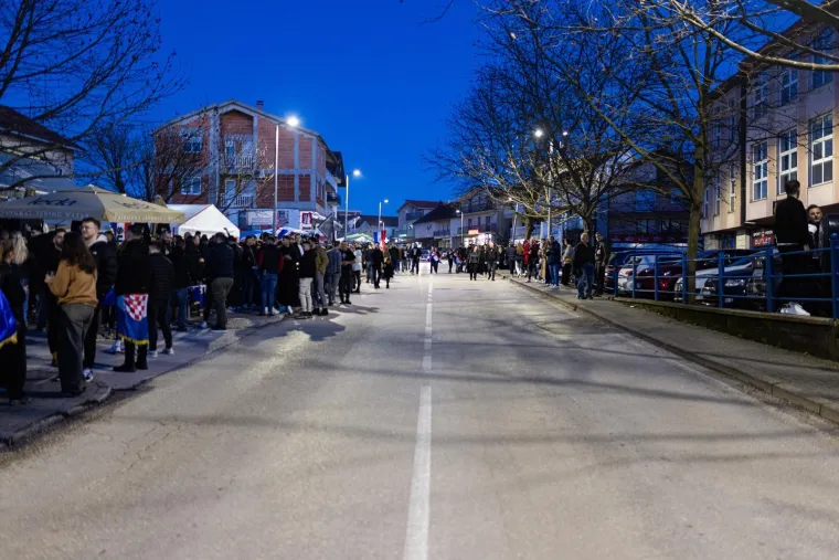 Ljepotice, fanovi, oznake HOS-a i ZDS uoči Thompsonovog koncerta u &Scaron;irokom Brijegu