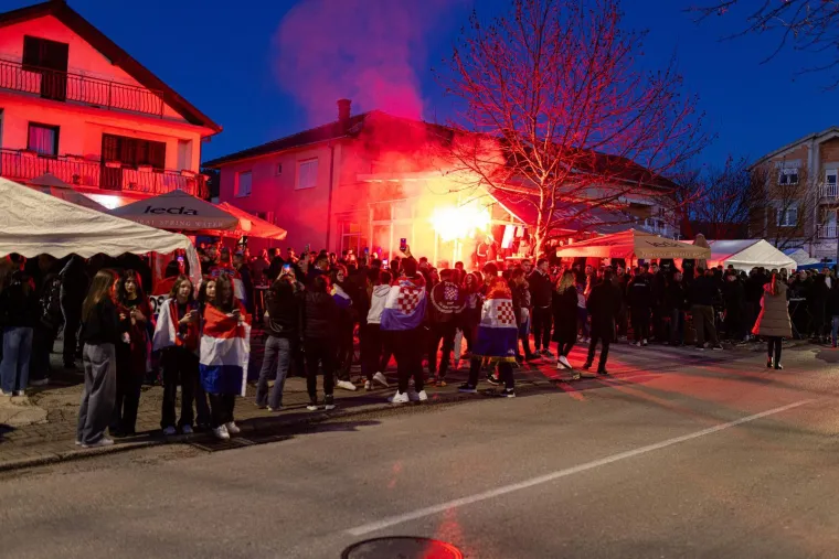 Ljepotice, fanovi, oznake HOS-a i ZDS uoči Thompsonovog koncerta u &Scaron;irokom Brijegu