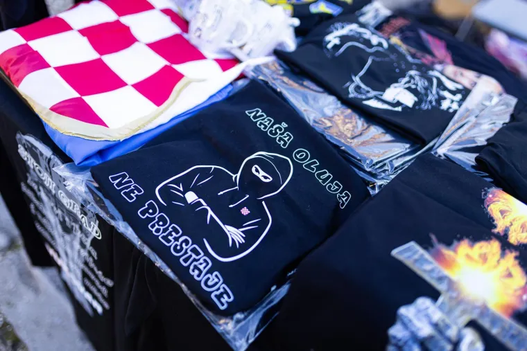 Ljepotice, fanovi, oznake HOS-a i ZDS uoči Thompsonovog koncerta u &Scaron;irokom Brijegu