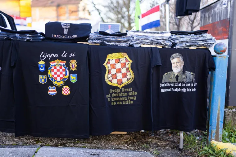 Ljepotice, fanovi, oznake HOS-a i ZDS uoči Thompsonovog koncerta u &Scaron;irokom Brijegu