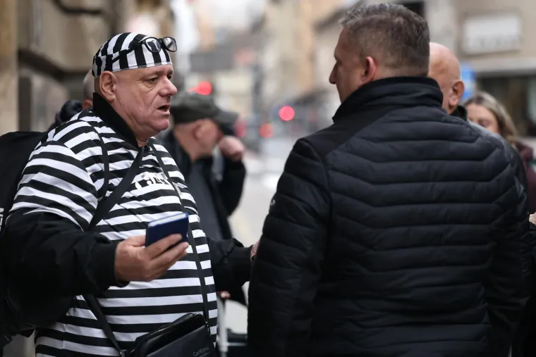 Pazite &scaron;to je Keleminec obukao za novi prosvjed: Thompson tre&scaron;tao ispred sredi&scaron;njice HDZ-a