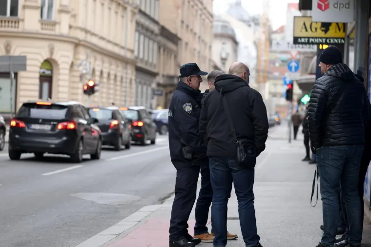 Pazite &scaron;to je Keleminec obukao za novi prosvjed: Thompson tre&scaron;tao ispred sredi&scaron;njice HDZ-a