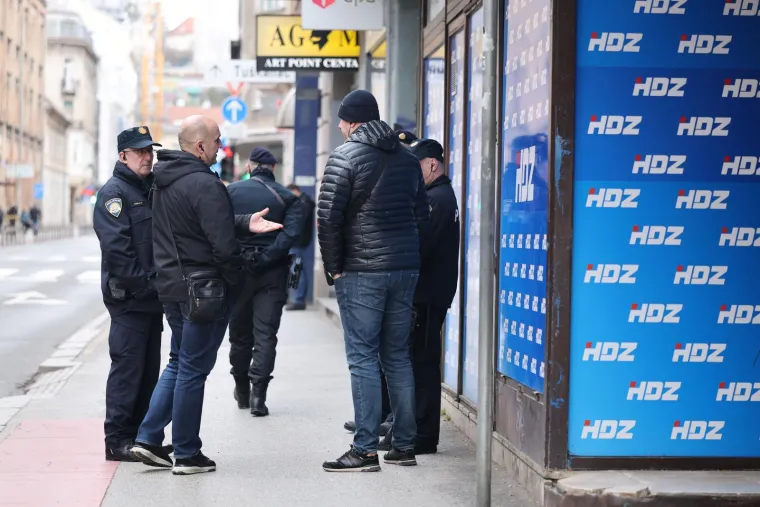 Pazite &scaron;to je Keleminec obukao za novi prosvjed: Thompson tre&scaron;tao ispred sredi&scaron;njice HDZ-a