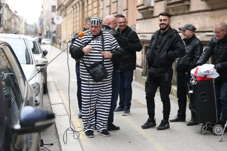 Pazite &scaron;to je Keleminec obukao za novi prosvjed: Thompson tre&scaron;tao ispred sredi&scaron;njice HDZ-a