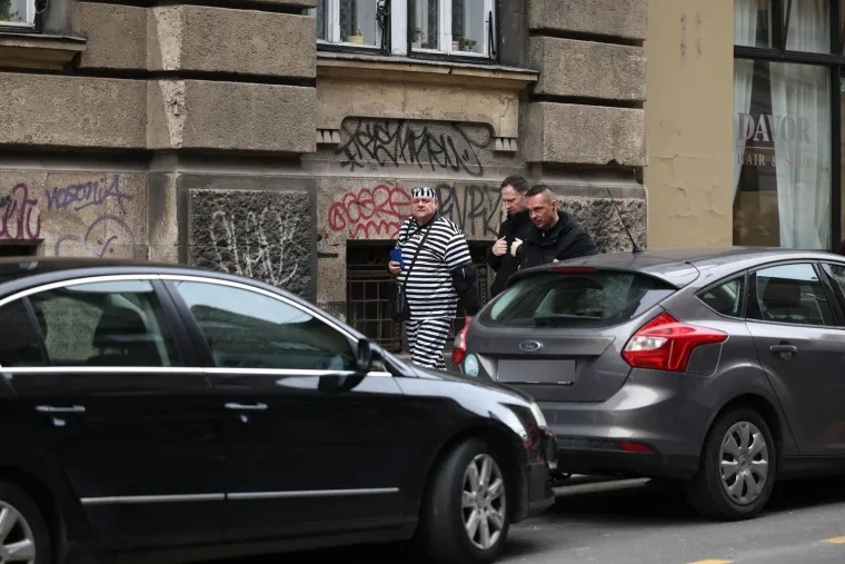 Pazite &scaron;to je Keleminec obukao za novi prosvjed: Thompson tre&scaron;tao ispred sredi&scaron;njice HDZ-a