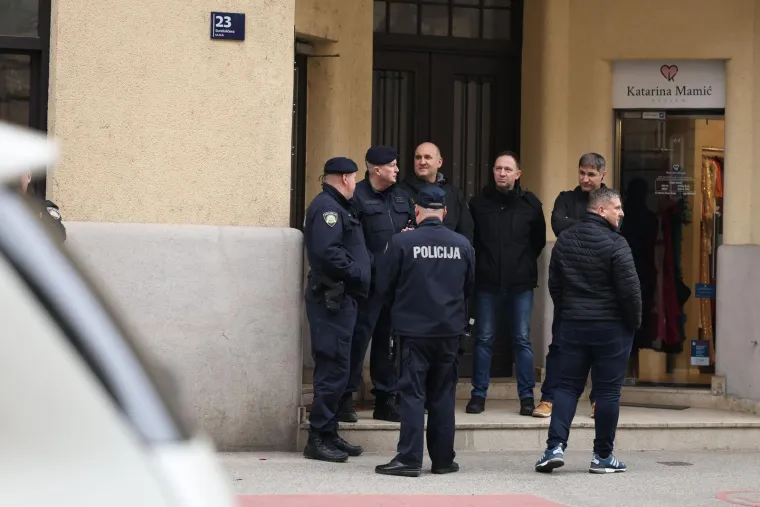 Pazite &scaron;to je Keleminec obukao za novi prosvjed: Thompson tre&scaron;tao ispred sredi&scaron;njice HDZ-a