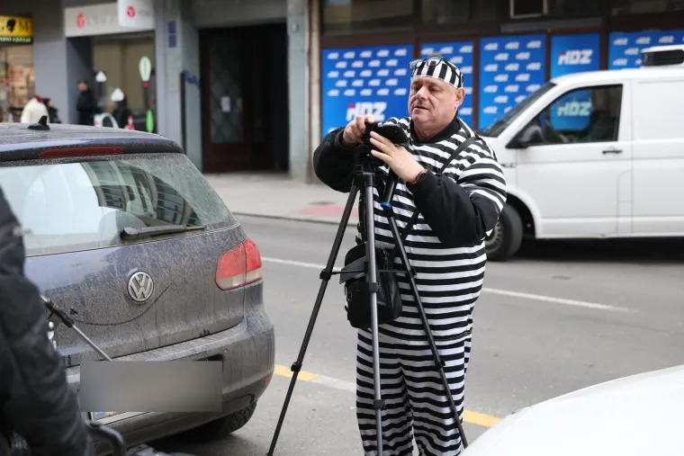 Pazite &scaron;to je Keleminec obukao za novi prosvjed: Thompson tre&scaron;tao ispred sredi&scaron;njice HDZ-a