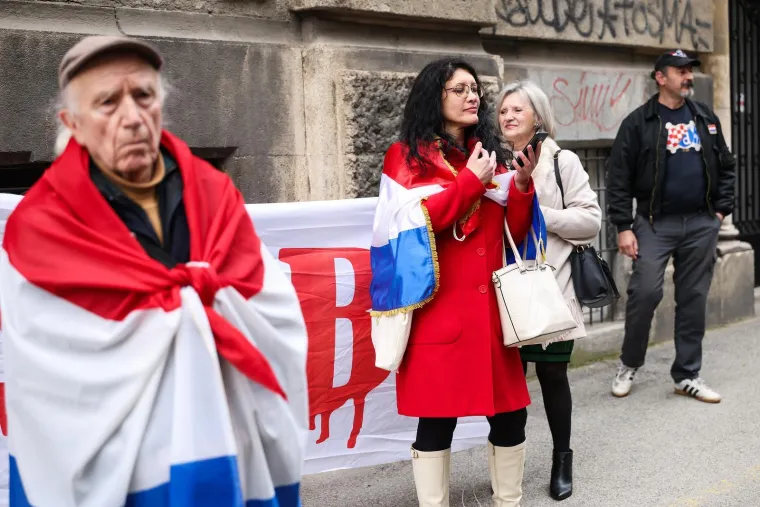 Pazite &scaron;to je Keleminec obukao za novi prosvjed: Thompson tre&scaron;tao ispred sredi&scaron;njice HDZ-a