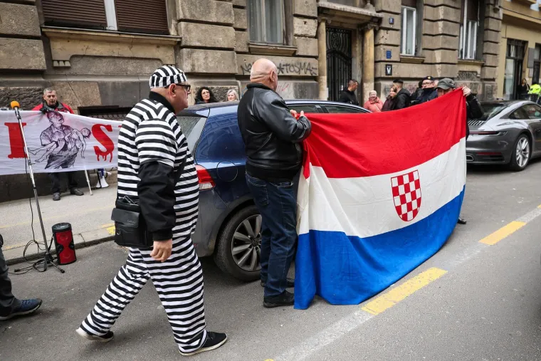 Pazite &scaron;to je Keleminec obukao za novi prosvjed: Thompson tre&scaron;tao ispred sredi&scaron;njice HDZ-a