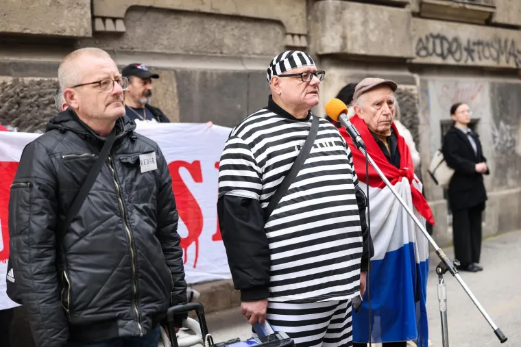 Pazite &scaron;to je Keleminec obukao za novi prosvjed: Thompson tre&scaron;tao ispred sredi&scaron;njice HDZ-a