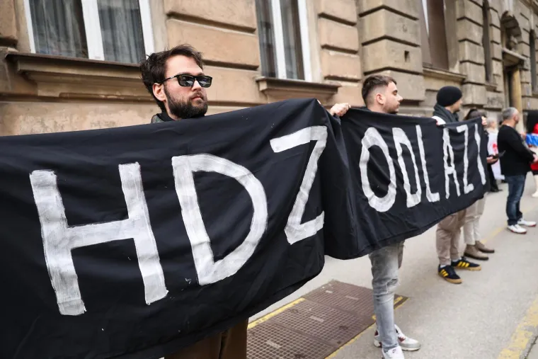 Pazite &scaron;to je Keleminec obukao za novi prosvjed: Thompson tre&scaron;tao ispred sredi&scaron;njice HDZ-a