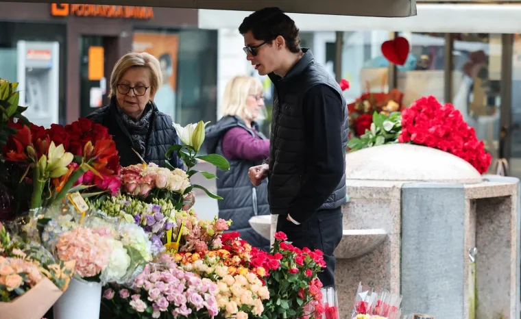 Valentinovo na Cvjetnom trgu: &Scaron;areni buketi ruža ukrasili najromantičniji zagrebački trg