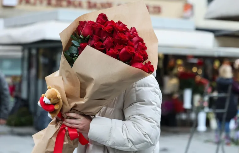 Valentinovo na Cvjetnom trgu: &Scaron;areni buketi ruža ukrasili najromantičniji zagrebački trg