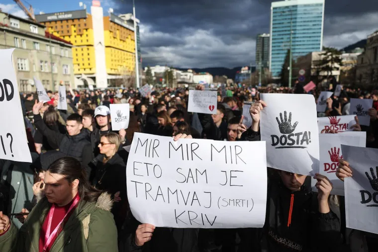 Policija u punoj opremi u sredi&scaron;tu Sarajeva: 'Ako nas sve poubijate od koga ćete krasti?'