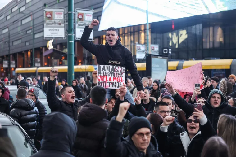 Policija u punoj opremi u sredi&scaron;tu Sarajeva: 'Ako nas sve poubijate od koga ćete krasti?'