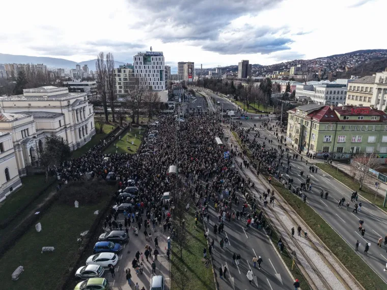 Policija u punoj opremi u sredi&scaron;tu Sarajeva: 'Ako nas sve poubijate od koga ćete krasti?'