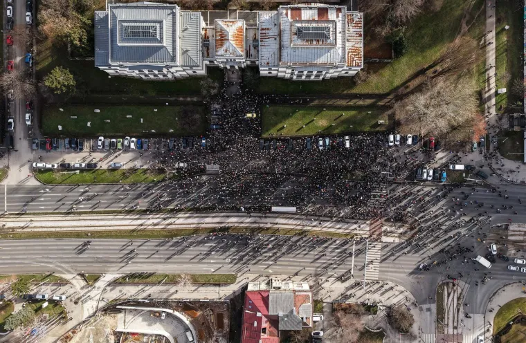 Policija u punoj opremi u sredi&scaron;tu Sarajeva: 'Ako nas sve poubijate od koga ćete krasti?'