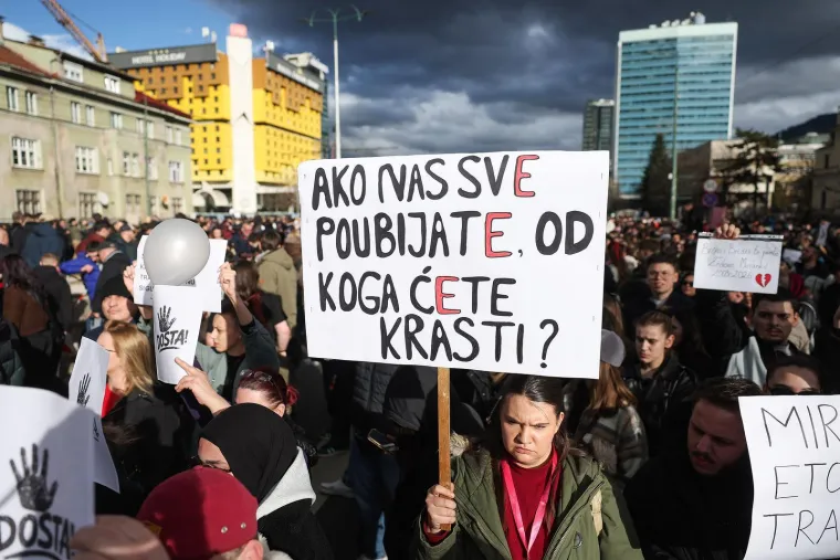 Policija u punoj opremi u sredi&scaron;tu Sarajeva: 'Ako nas sve poubijate od koga ćete krasti?'