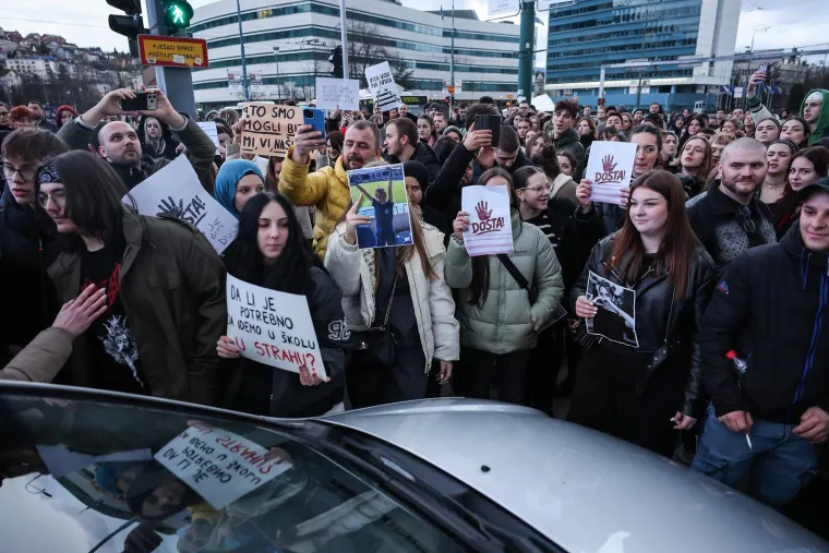 Policija u punoj opremi u sredi&scaron;tu Sarajeva: 'Ako nas sve poubijate od koga ćete krasti?'