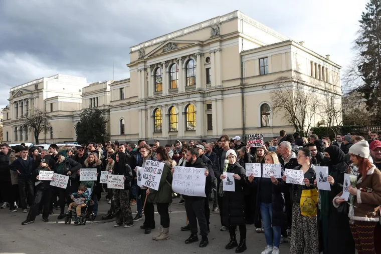 Policija u punoj opremi u sredi&scaron;tu Sarajeva: 'Ako nas sve poubijate od koga ćete krasti?'