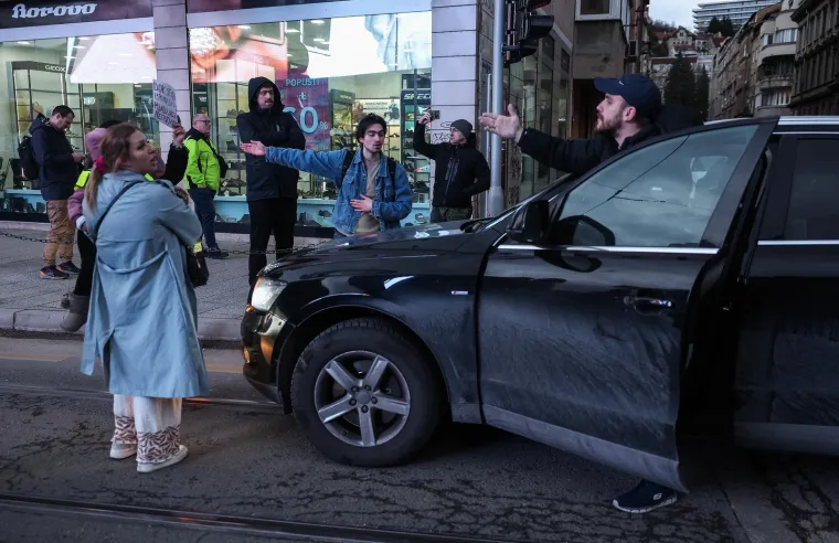 Policija u punoj opremi u sredi&scaron;tu Sarajeva: 'Ako nas sve poubijate od koga ćete krasti?'