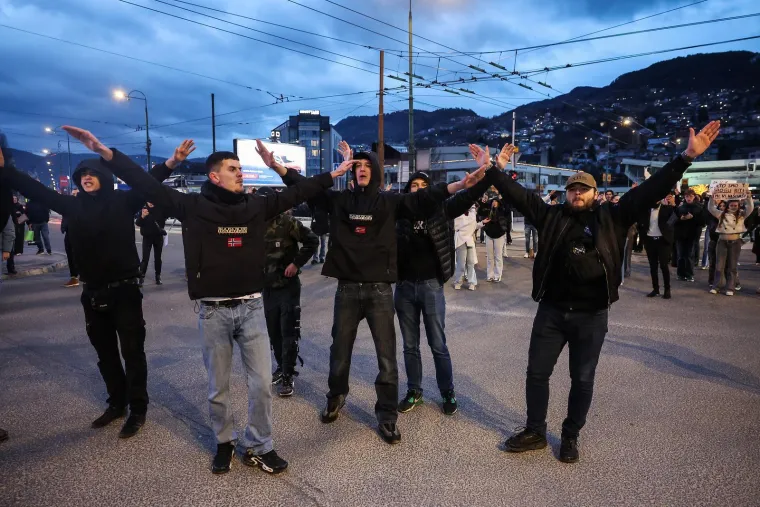 Policija u punoj opremi u sredi&scaron;tu Sarajeva: 'Ako nas sve poubijate od koga ćete krasti?'