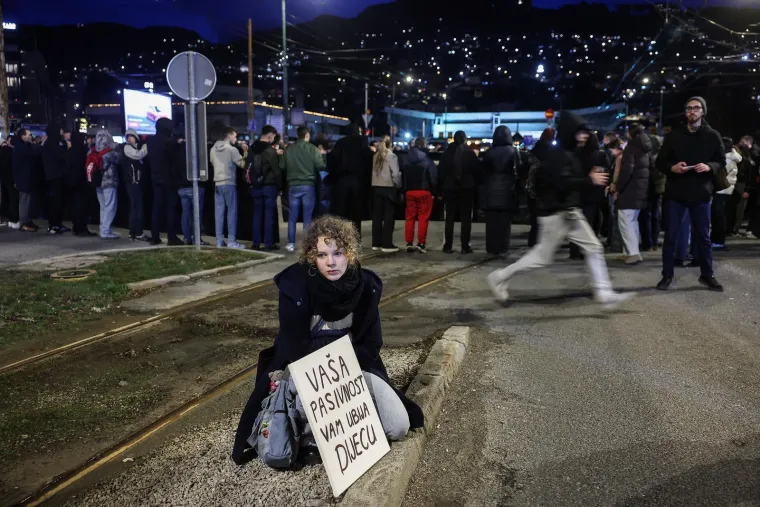 Policija u punoj opremi u sredi&scaron;tu Sarajeva: 'Ako nas sve poubijate od koga ćete krasti?'