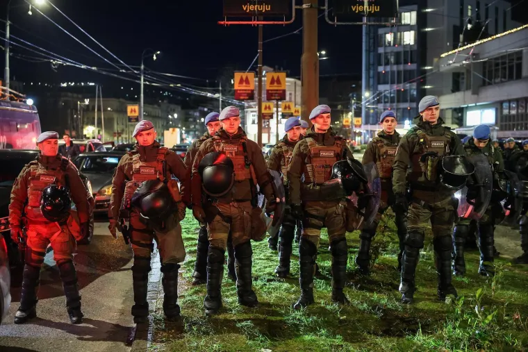 Policija u punoj opremi u sredi&scaron;tu Sarajeva: 'Ako nas sve poubijate od koga ćete krasti?'