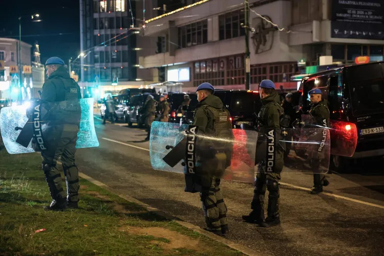Policija u punoj opremi u sredi&scaron;tu Sarajeva: 'Ako nas sve poubijate od koga ćete krasti?'