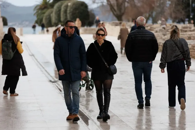 Lijepe djevojke i mladići ukrali poglede u centru Zadra