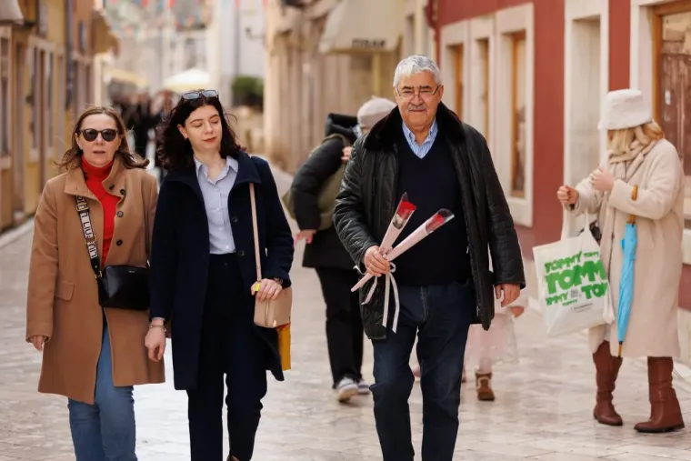 Lijepe djevojke i mladići ukrali poglede u centru Zadra