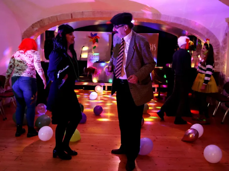 'Valentinovo pod maskama': Tajanstvena plavu&scaron;a ukrala svu pažnju na karnevalskoj zabavi